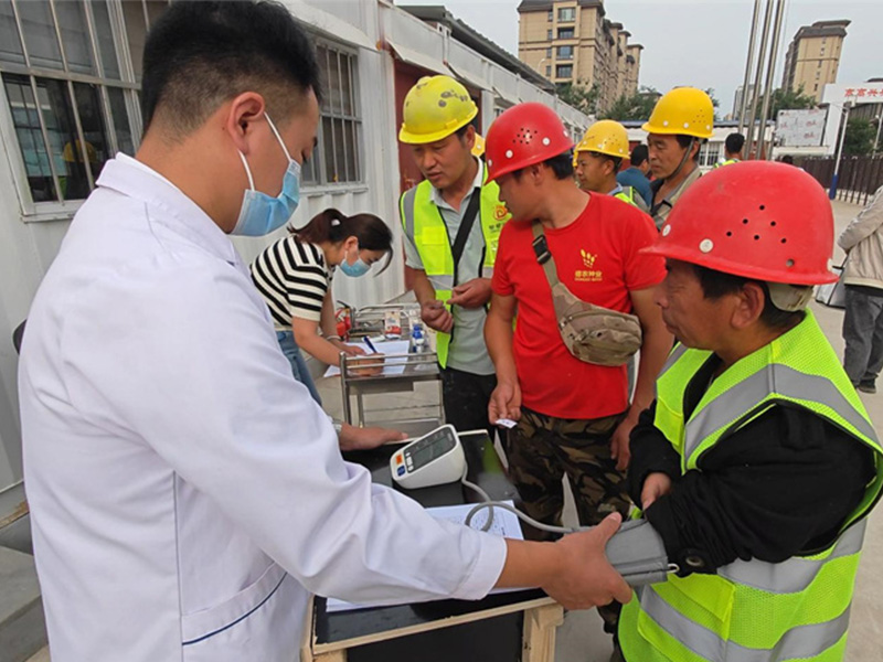 健康體檢進(jìn)工地 情系一線(xiàn)建設者